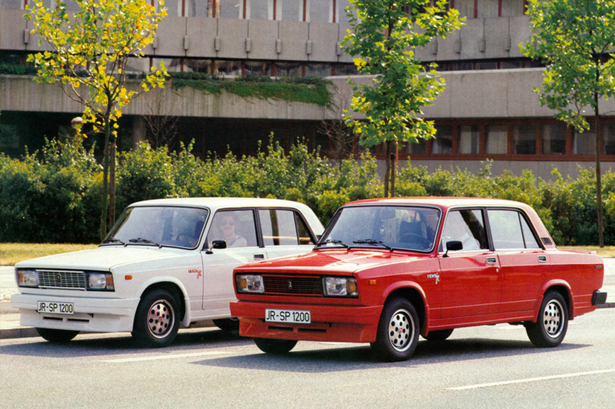 Lada Nova Spezial Под названием Nova Лады продавались в Германии. Местные автомобили выглядели довольно агрессивно: они получили особый обвес, новые колесные диски, небольшое крылышко на крышке багажника, а также наклейку на бортах. — Lada 2114