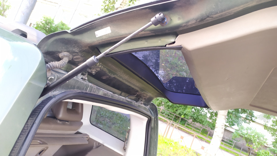 Всего один и держит — Jeep Liberty (KK)