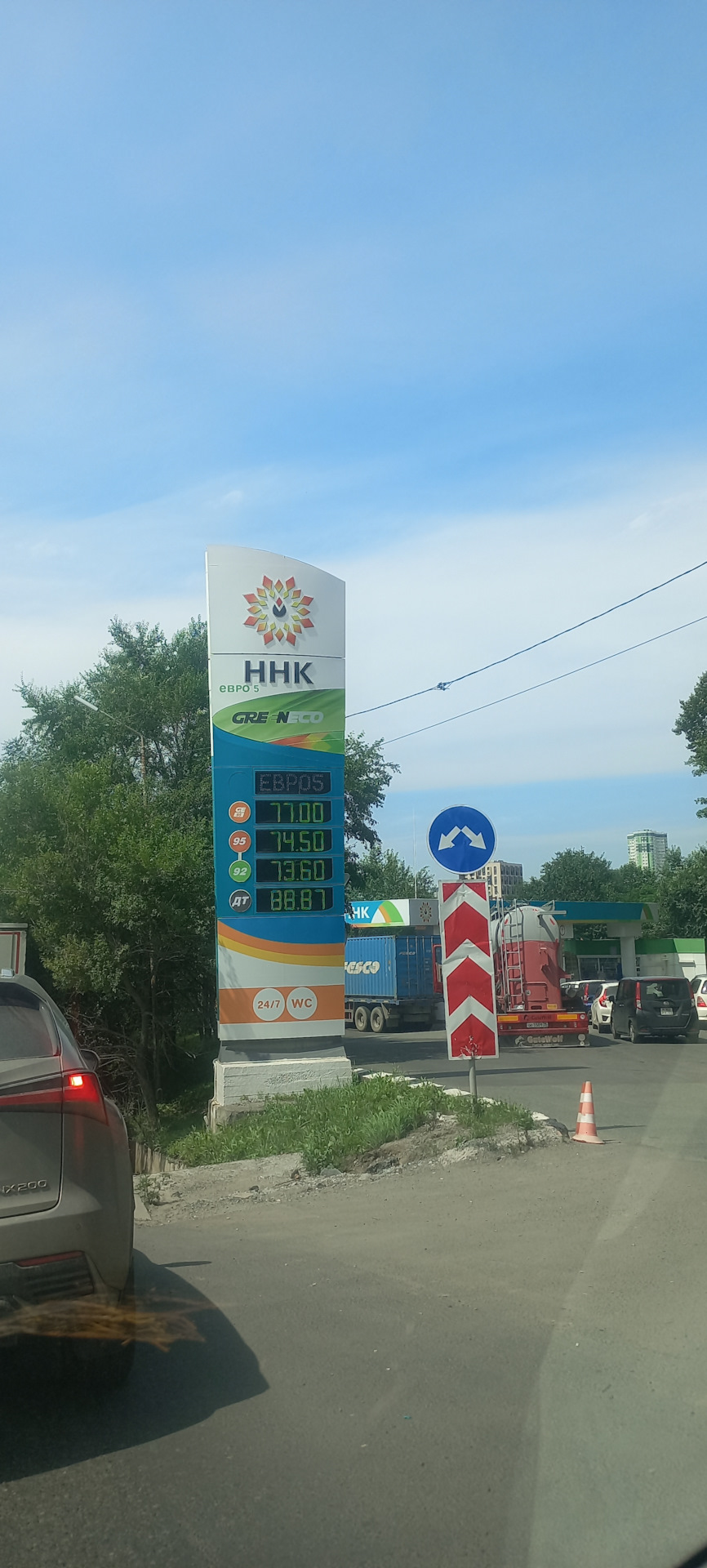 Цена на сегодня во Владивостоке. Кстати без проблем заправился в канистры здесь, не на этой заправке правда. Говорили что не заправляют. — Subaru Forester (SF)