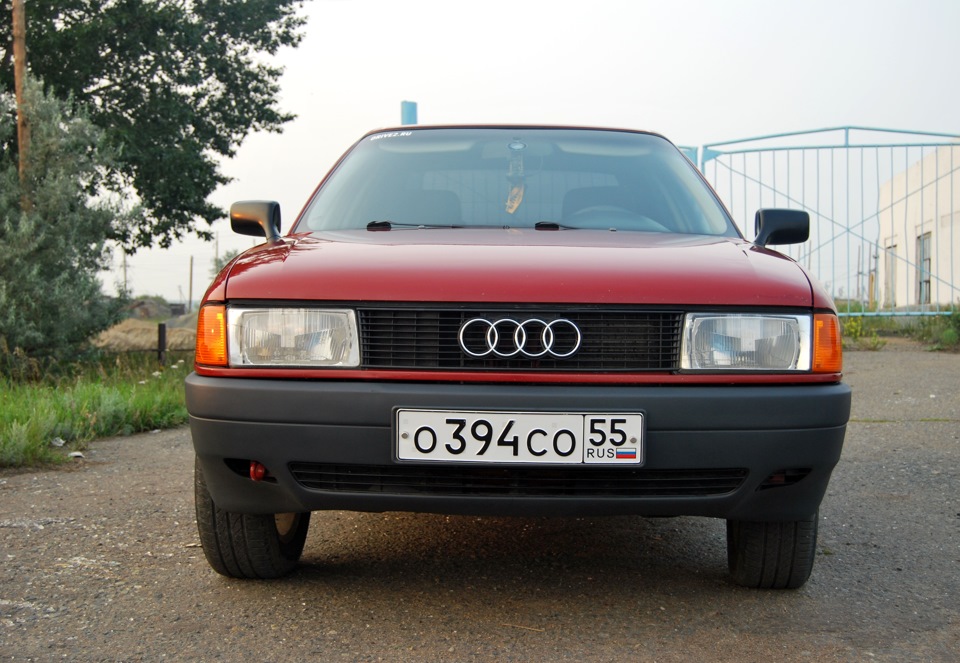 Накладка переднего бампера под номер VAG 893 807 287 01C — Audi 80 (B3). Запчасти на фото: 89380728701C