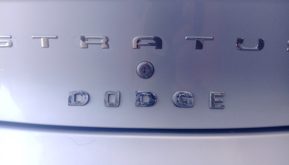 Ужасные буквы! — Dodge Stratus (2G)