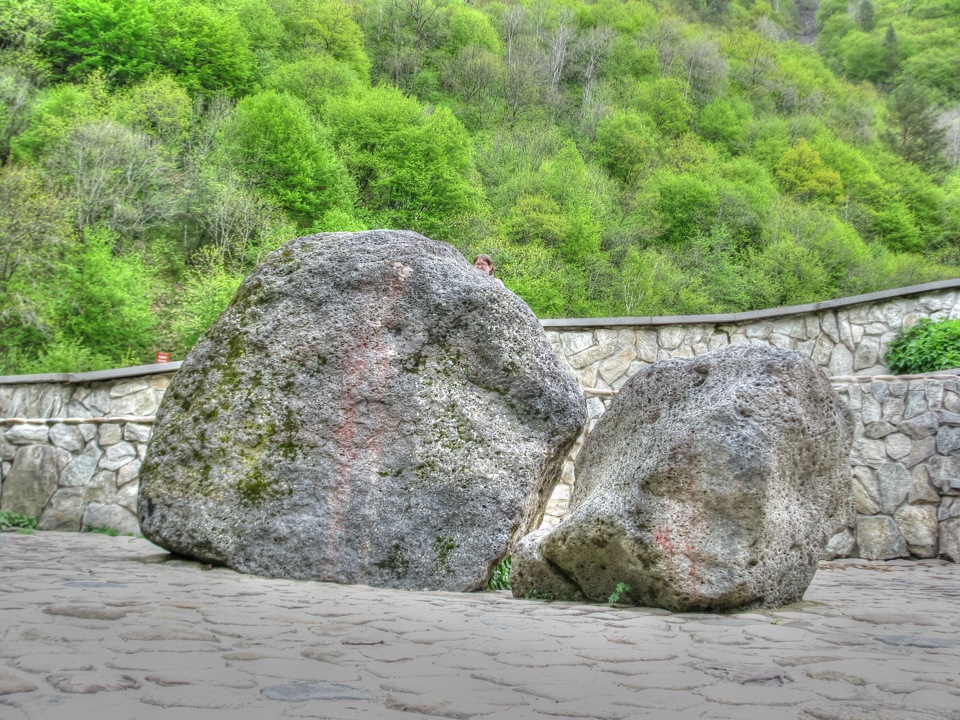 7. Камень Карчи (карач.-балк. Къарча-Таш) или Замковый камень (карач.-балк. Къадау-Таш) — камень, находящийся у впадения в Кубань притока Худес, почитается карачаевцами. Название связано с легендарным предводителем карачаевцев Карчой. Координаты камня Къарчи — 43°35'53 — Renault Duster (1G)