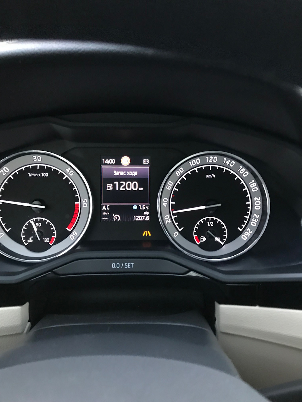 с таким расходом после заправки мне солярки хватило бы на 1200 км. — Skoda Superb Combi (Mk3). Запчасти на фото: X100