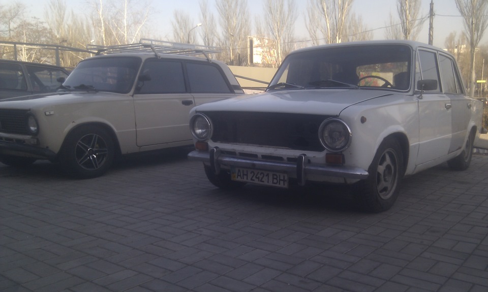 два боевых — Lada 21011