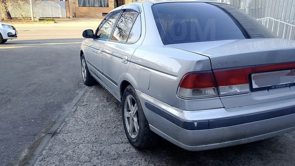 Nissan Sunny Красная или синяя, Neo?