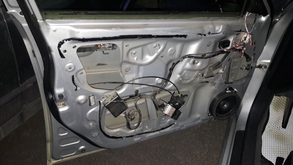 Дверь без карты и полиэтилена, закрывающего полость двери — Subaru Impreza (GE/GH)