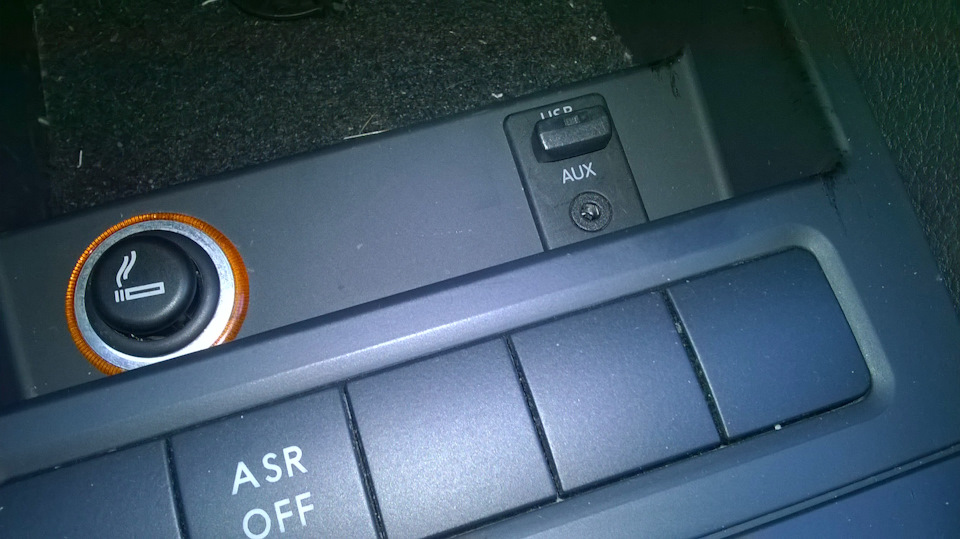 AUX и USB установил сюда. — Volkswagen Jetta VI