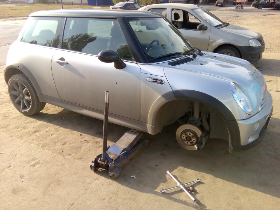 Ещё помял диск, пришлось править. Накачал 2.4 атм. — MINI Cooper S Mk I