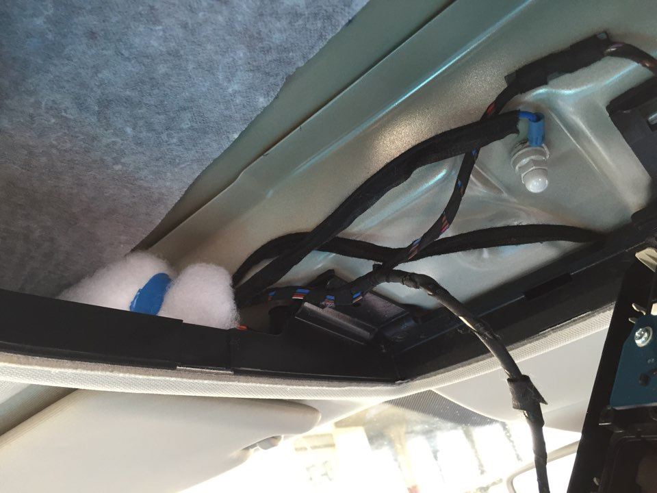 Все проводки обмотал тряпичной лентой. Прилагающий smart charger и, по ощущению 90м кабеля упаковал в поролон ибо избежать бренчания над головой. Вдоль А-стойки (прошлая запись БЖ) подходим к предохранителям. Тут все худо. 12В при зажигании практически не найти. В современном авто всё регулируется соответствующими блоками управление, то есть на предох. везде постоянные 12В. Только питание ближнего света/блоков ксенона (предх. но. 36/37) реализовано 'при зажигании'. — Skoda Superb Mk3