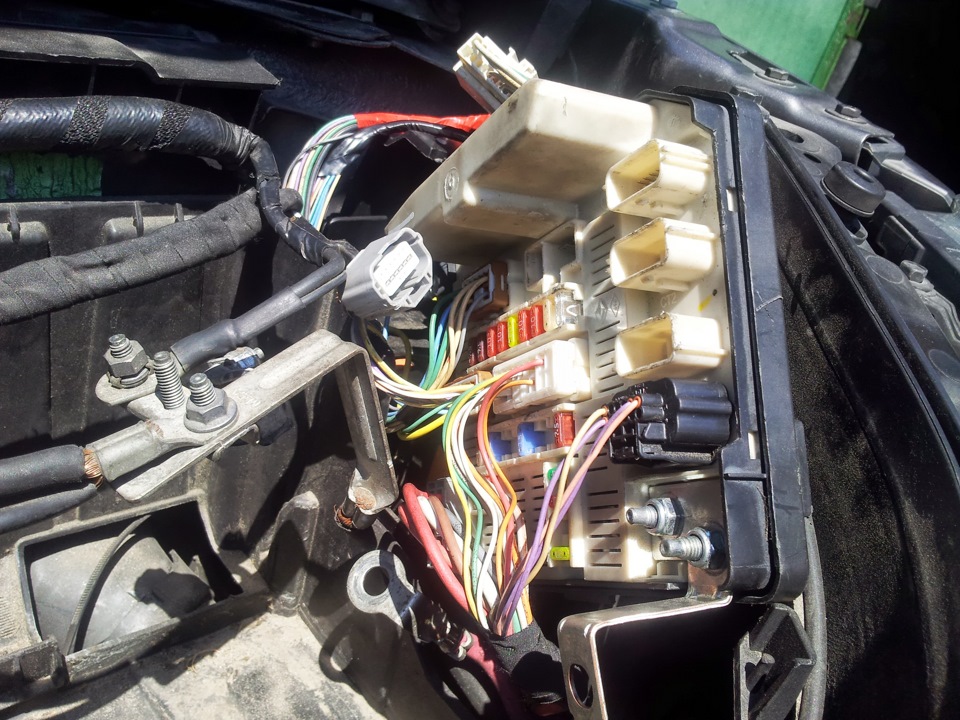 Вытаскивая блок нужно постепенно отсоединять штекеры разъёмов. Волноваться не стоит — они все разные, поэтому при обратной сборке перепутать их невозможно — Renault Scenic II