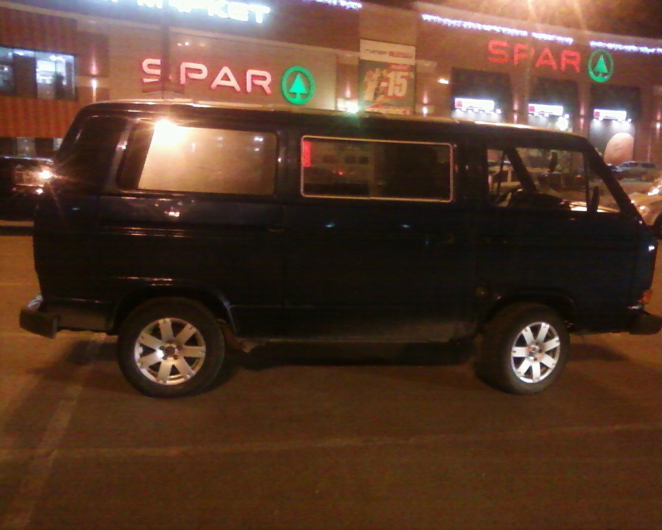 В городе. — Volkswagen Caravelle (T3)