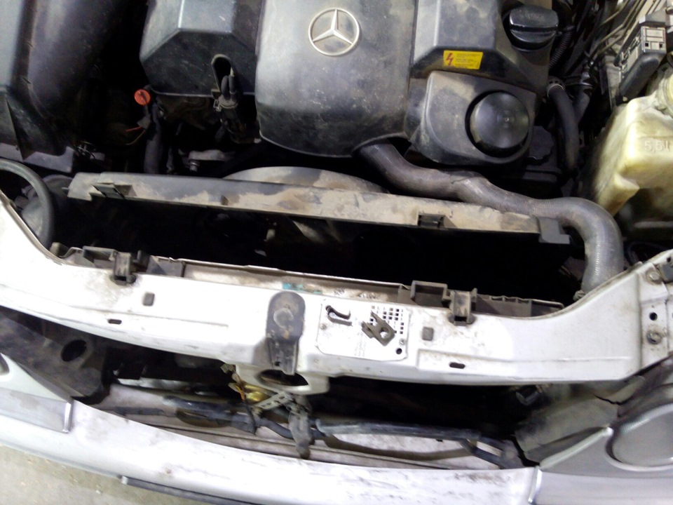 Две защелки — Mercedes-Benz E-Class (W210)