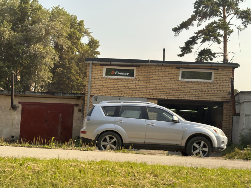 Возле бокса — Mitsubishi Outlander XL