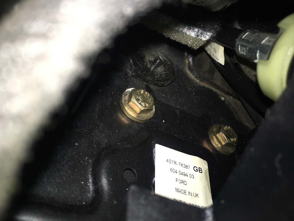 Уже стоит на месте — Ford Mondeo III. Запчасти на фото: 6040494