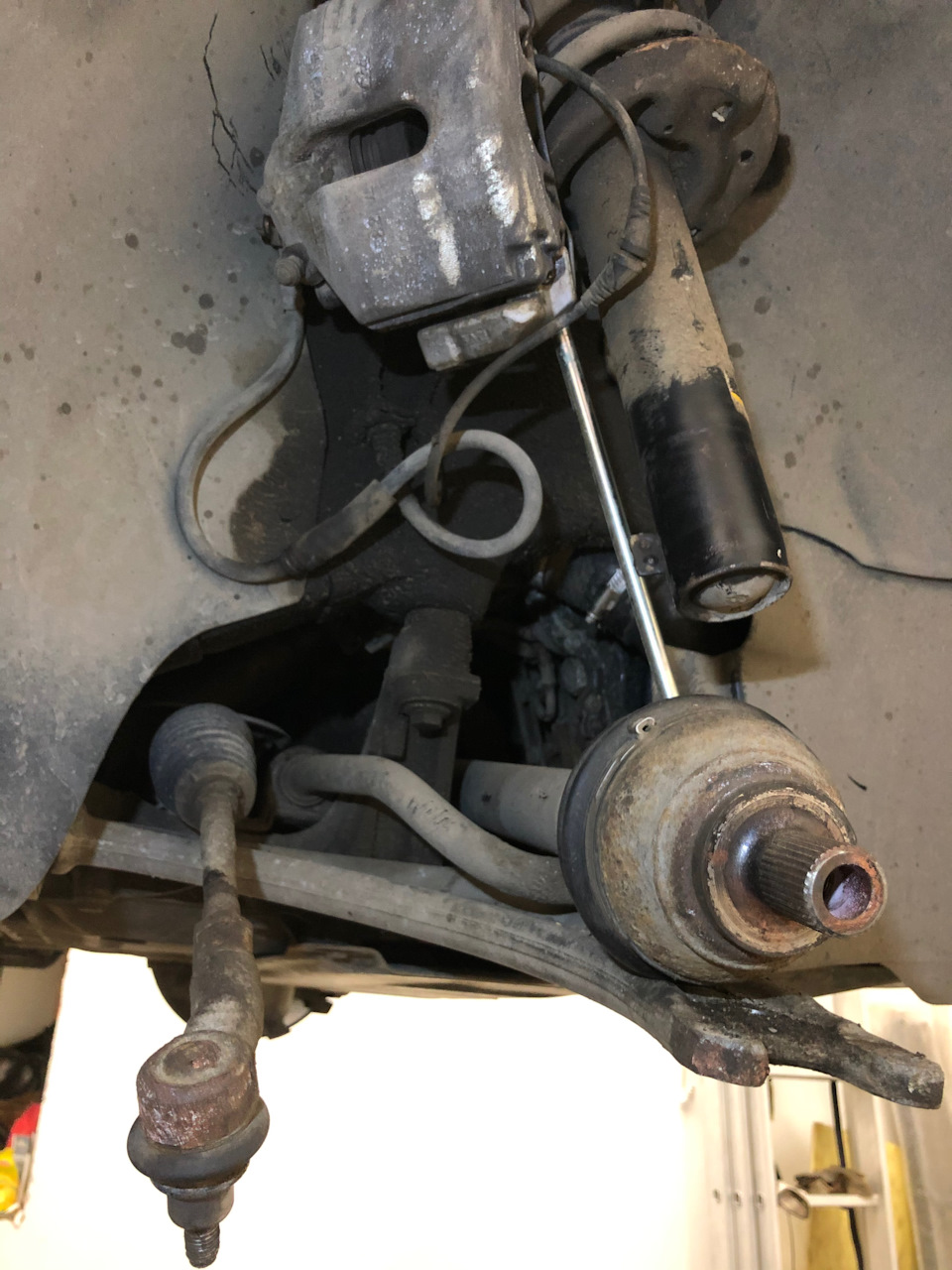 Поворотный кулак снят — Volkswagen Passat B6