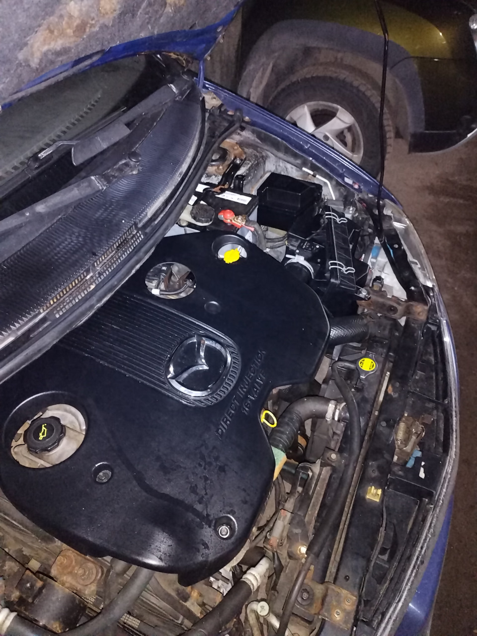 Ну и насколько позволяла вспышка с камерой, то запечатлен общий вид:) — Mazda Premacy (1G)