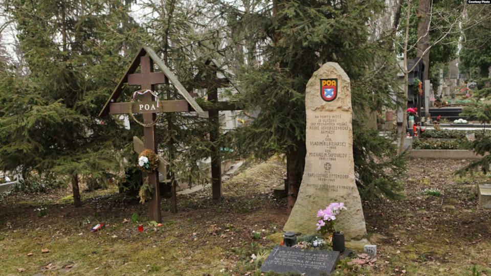 Братские могилы солдат РОА на Ольшанском кладбище, Прага. Погибших насчитывалось около трёхсот. — ГАЗ Соболь 4х4