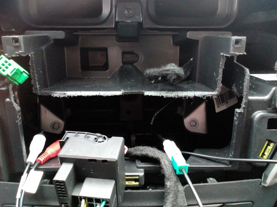 По центру видно где подпиливал — Citroen C-Elysee. Запчасти на фото: 6773175