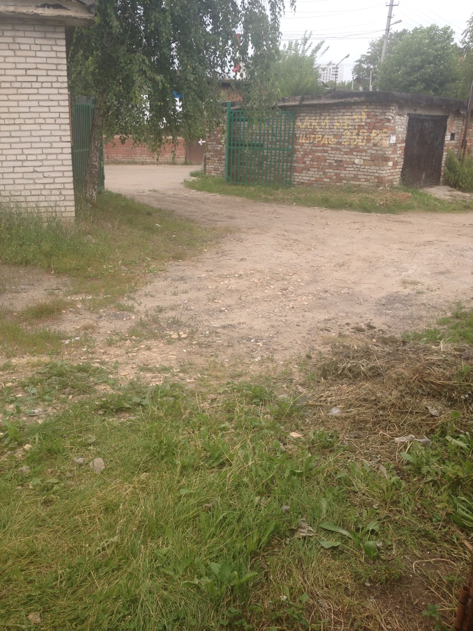 Въезд, выезд. не из всего ГСК а только нашего ряда. в планах камера на въезд и ворота на замок (это председатель делился инфой). — Opel Vectra B