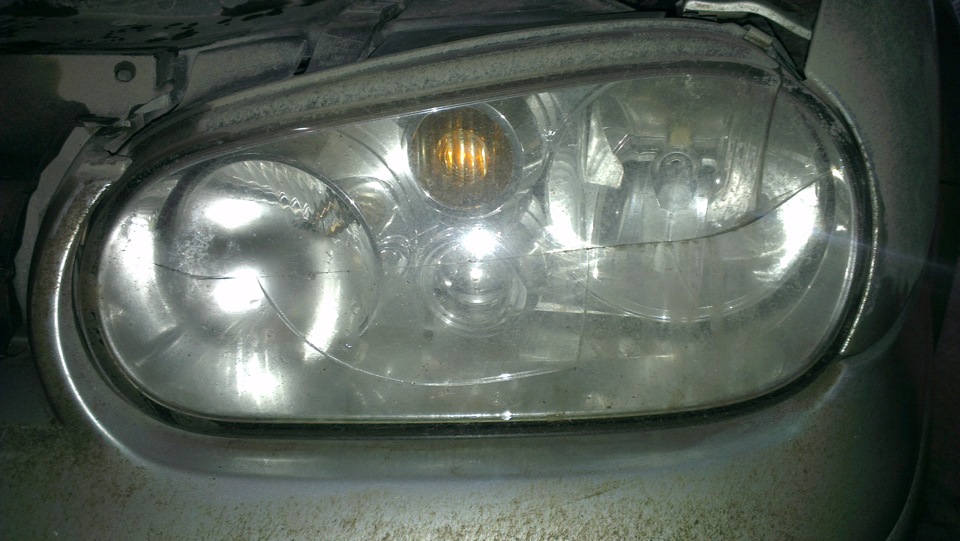 Левая фара с трещинами — Volkswagen Golf Mk4