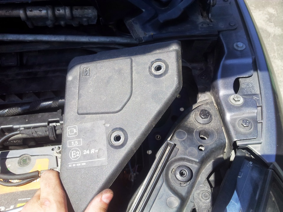 Откручиваем 2 болта крышки блока и снимаем крышку — Renault Scenic II