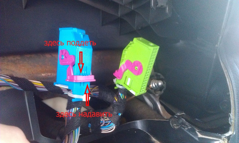 открывется просто, по принципу рычага — Skoda Octavia A4 Mk1