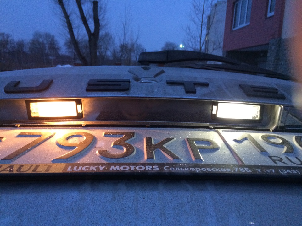 Слева обычная лампа, справа светодиодная — Renault Duster (1G)