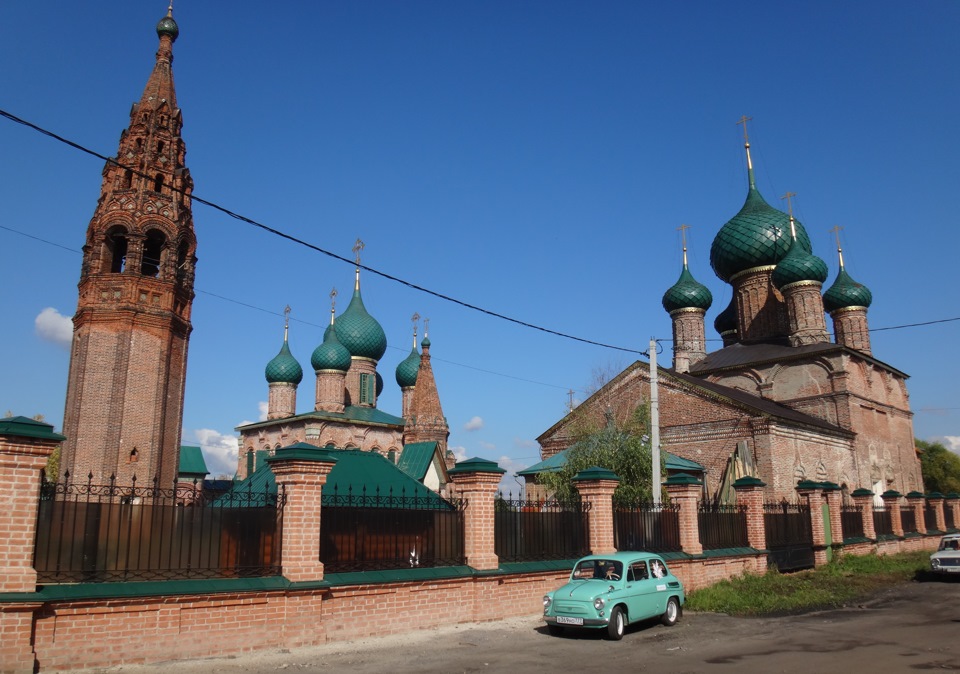 Церковь Ионна Златоуста 1654 г.в. и ЗАЗ-965 Ялта 1965 г.в. — ЗАЗ 965