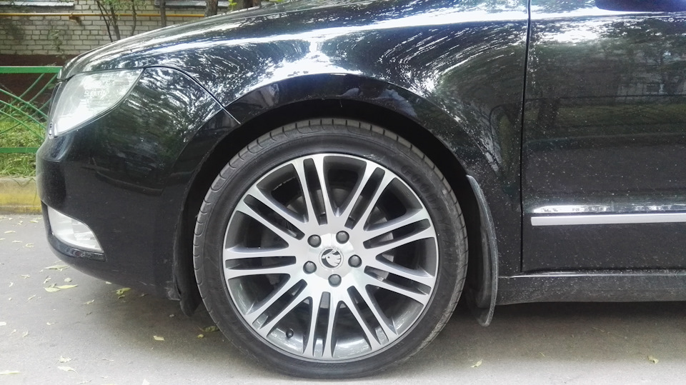 … и слева. — Skoda Superb Mk2