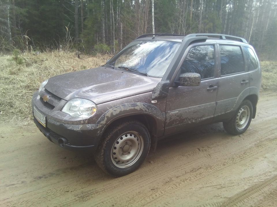 По пластиковым расширителям можно увидеть глубину лужи — Chevrolet Niva (1G)
