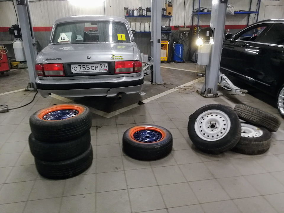 На подъемнике, готовят к монтажу. — GAZ 31105