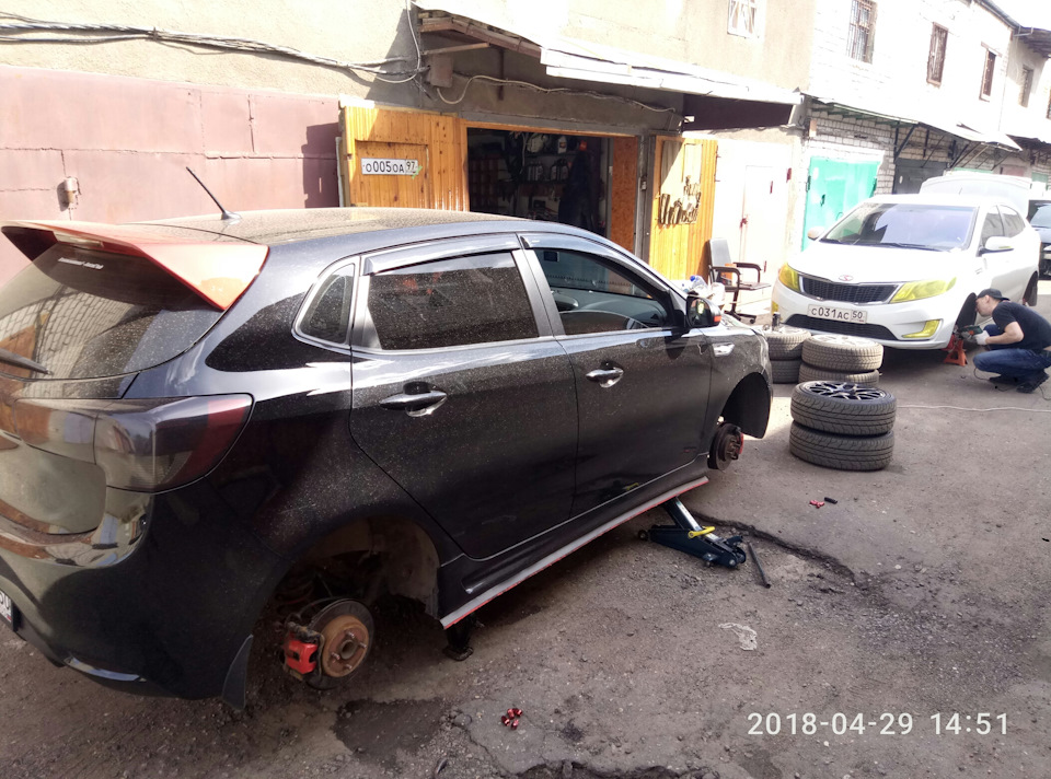 Леха тоже решил подкрасить супорта — KIA Rio 5-door (3G)