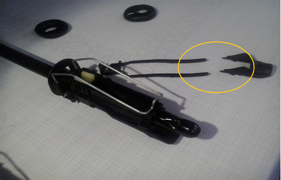 осталось аккуратно приклеить эпоксидкой — Renault Clio II