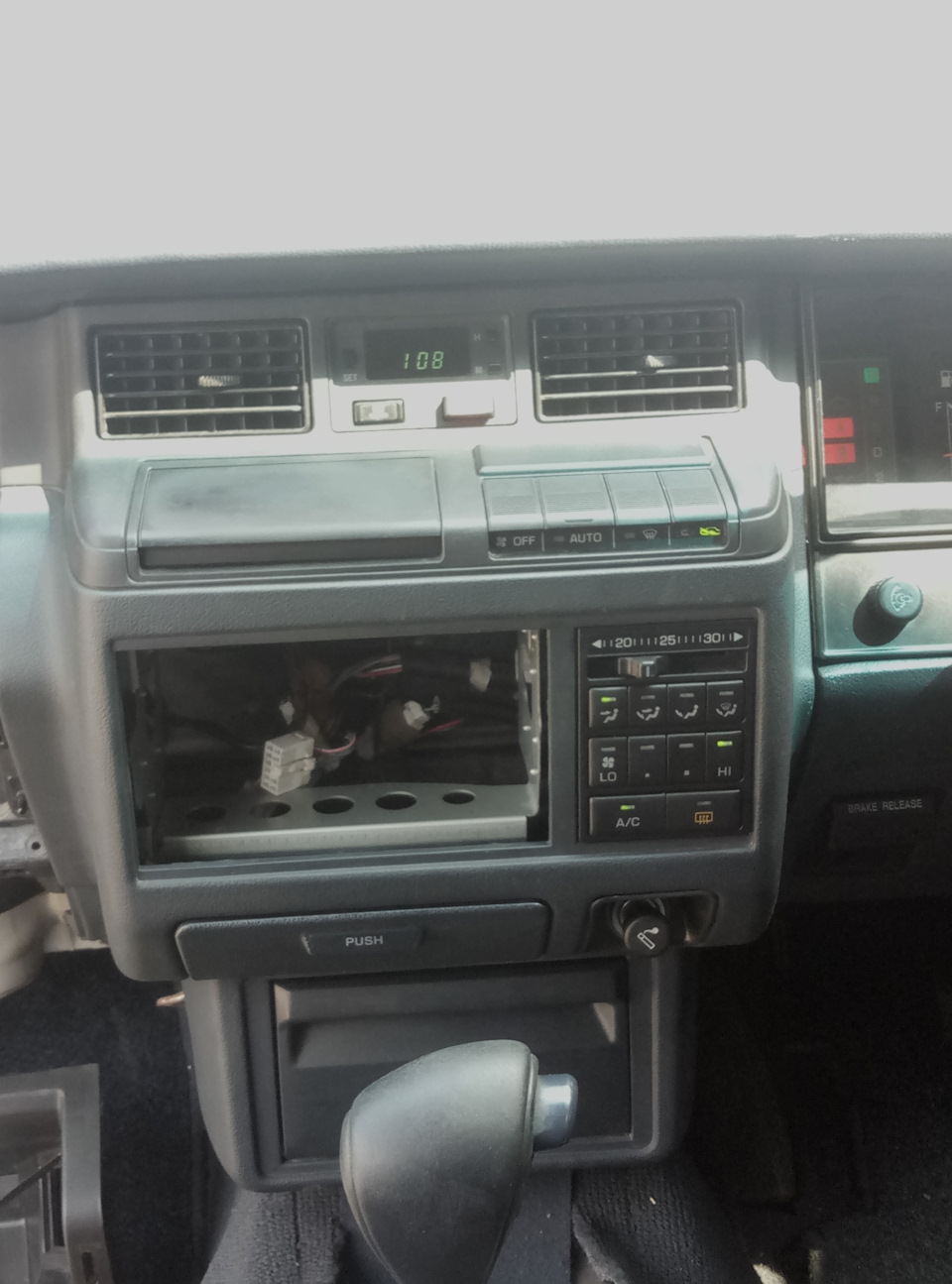 Скоро своё место займёт магнитола — Toyota Crown (S130)
