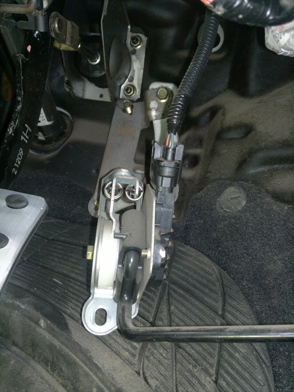 8 — Subaru Forester (SG). Запчасти на фото: 21Z09