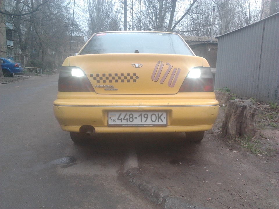чуть дальше — Daewoo Nexia (2G)
