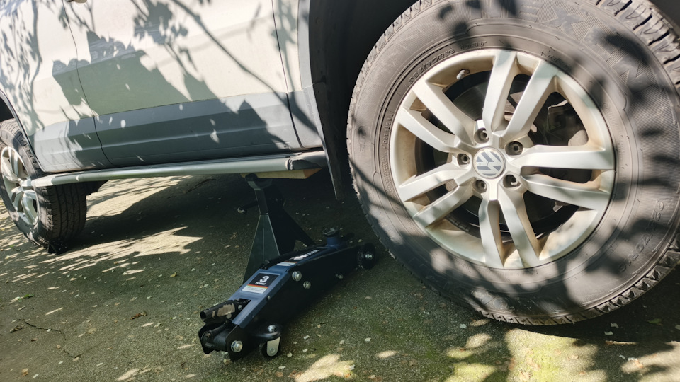 Поднимаем авто и снимаем колесо, подкрылок… — Volkswagen Tiguan (1G)