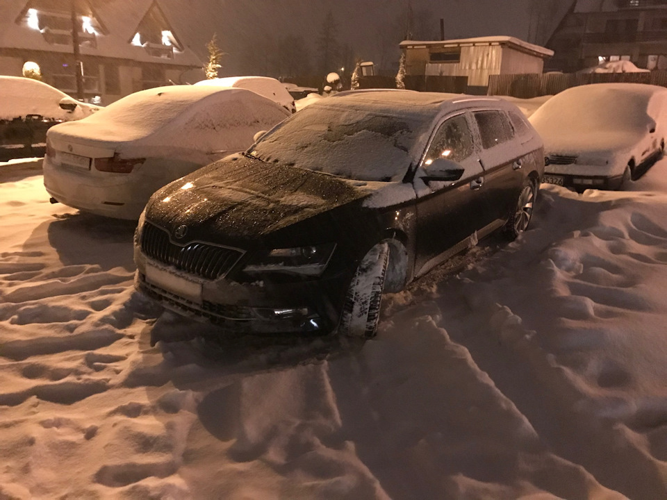 А снег все валит и валит… — Skoda Superb Combi (Mk3)
