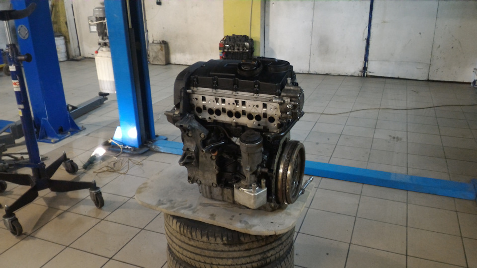 Новое сердце моего трактора, за ним вдалеке стоит старый мотор. — Volkswagen Passat B6