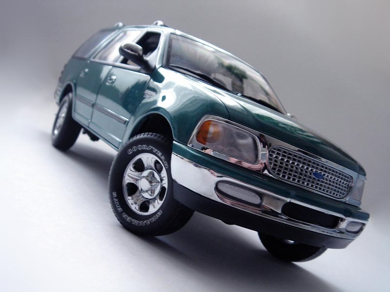 1/18 Ford Expedition XLT (1999) от UT Models #22717 — Сообщество