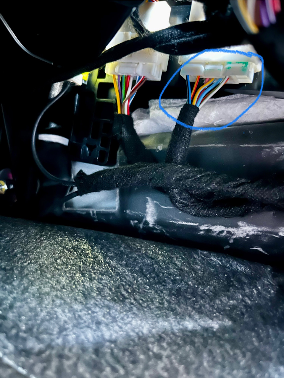 Снимаем бордачек и под ним находим этот разъем что на фото — Chery Tiggo 8 Pro Max