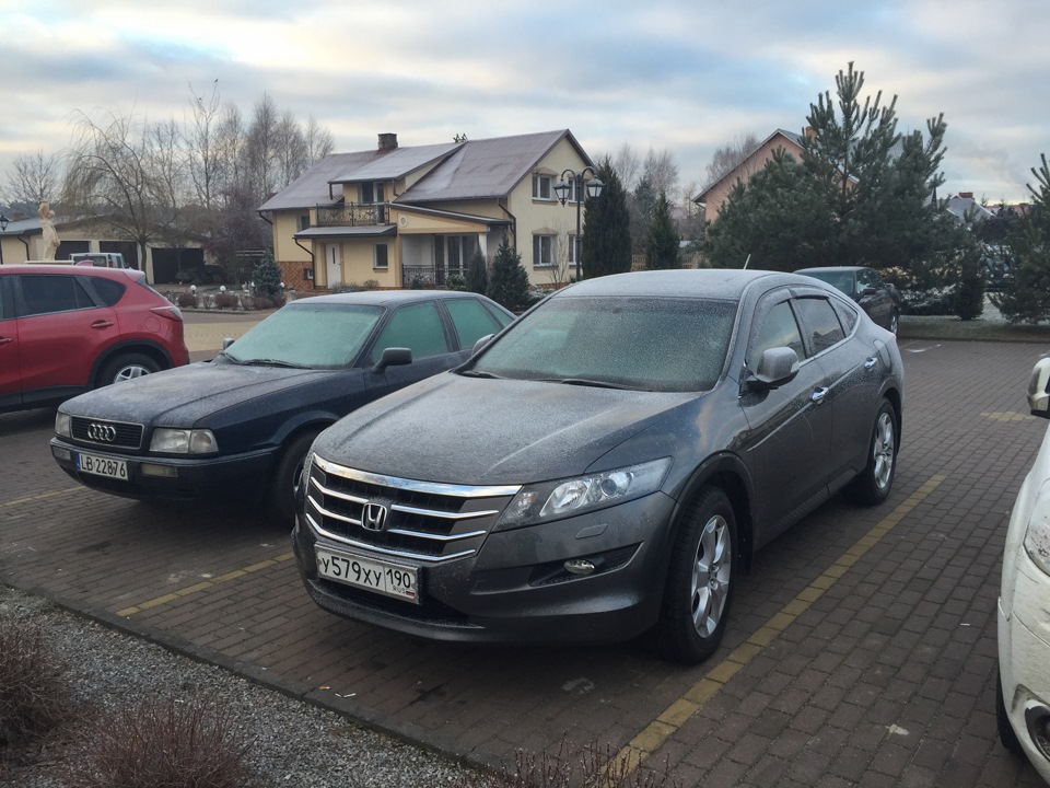 На парковке польского отеля — Honda Crosstour. Запчасти на фото: 9182287