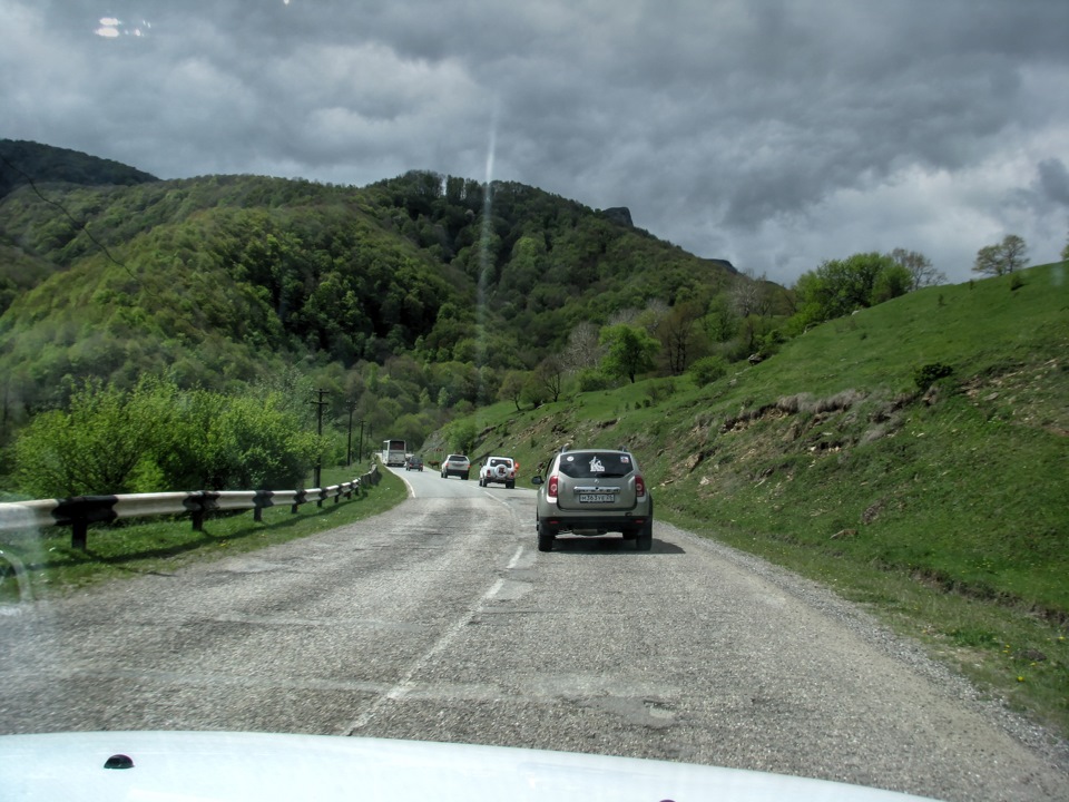 1. Некоторое время на горной дороге нашу колонну возглавлял автобус :) — Renault Duster (1G)