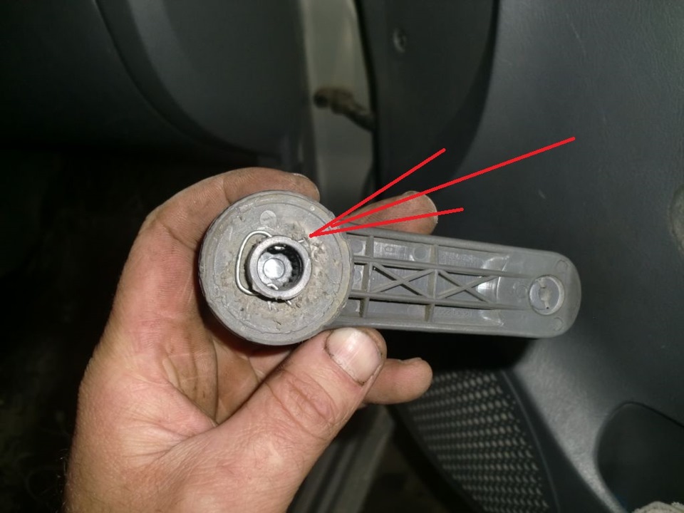 Подцепить скобу, на ощуп в принципе дается быстро — Hyundai Accent (2G)