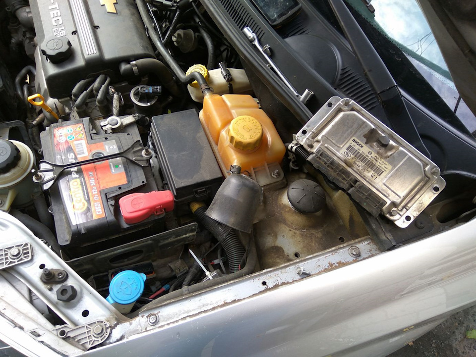 Снятый блок ЭБУ Bosch — Chevrolet Aveo Sedan (1G)