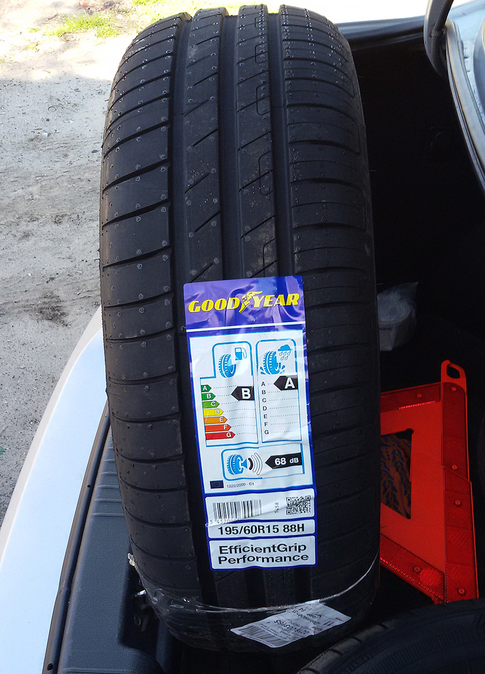Фото в бортжурнале Chevrolet Lacetti Sedan. Запчасти на фото: 1122000, Goodyear EfficientGrip Performance 195/60R15