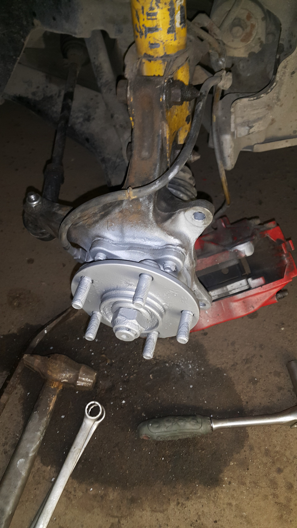 Уже новая ступица на месте смазана и прикручена — Mitsubishi Airtrek Turbo