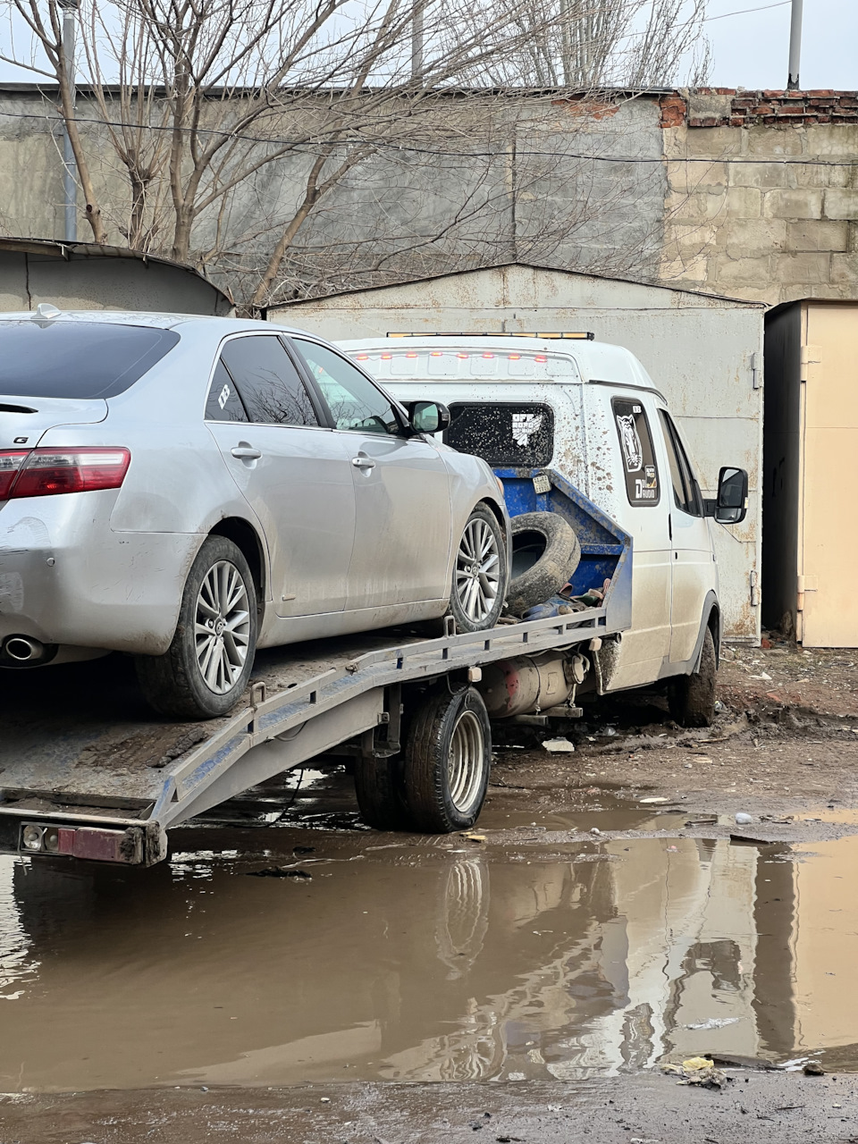 Поставил на пару дней в гараже и не ездил, ждал своего дня, когда дойдет моя очередь у проверенных людей, чтобы приехать снять коробку у Юры, день настал, заказал эвакуатор и отвез к нему — Toyota Camry (XV40)