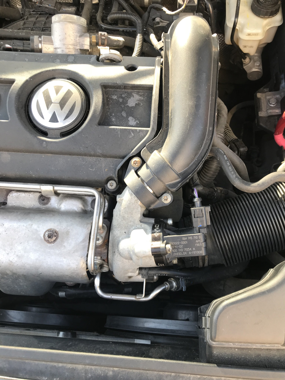 Фото в бортжурнале Volkswagen Jetta VI. Запчасти на фото: 06H145710, 197008