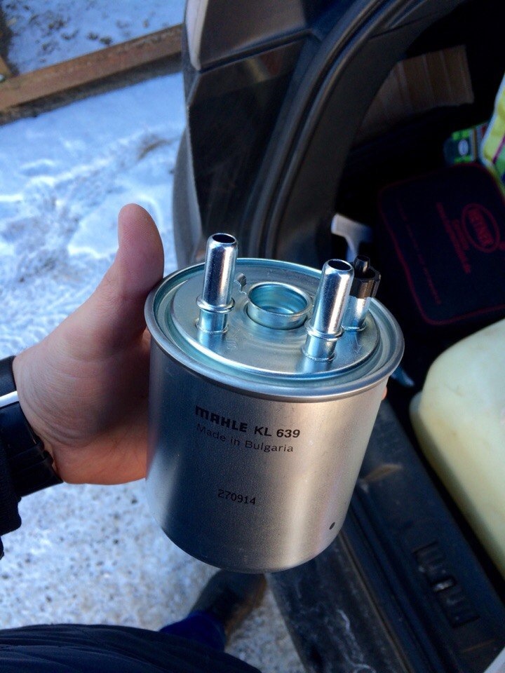 По центру стоит глухая заглушка, а должна резиновая. — Renault Laguna III. Запчасти на фото: KL639